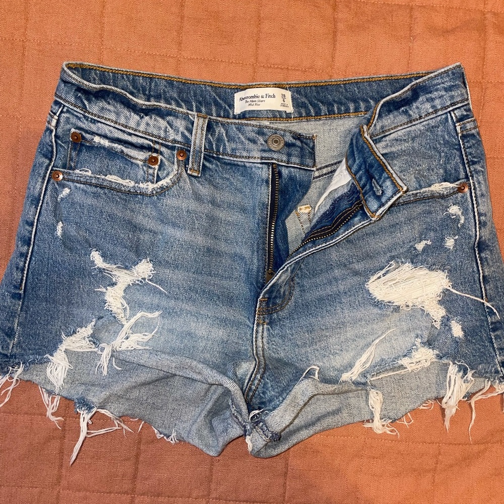 ABERCROMBIE AND FITCH CURVE LOVE-“the mom short mid rise” size 28 in light wash